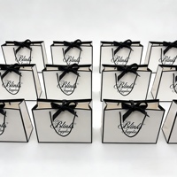 Sac en papier personnalisé avec logo et ruban pour vêtements, bijoux, emballages de boutique avec cadre noir