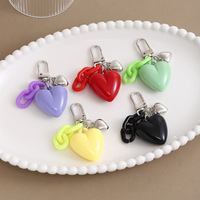 Lindos dijes de resina rosa con forma de corazón de melocotón para niña, colgantes para bolsos, llaveros acrílicos de colores dulces con forma de corazón, llaveros DIY para auriculares