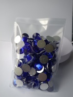 Strass en verre à dos plat non thermocollants en gros à prix réduit, avec nuancier inclus, pour la décoration de vêtements et de chaussures