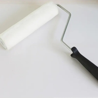 Ensemble complet d'outils de construction : truelle, raclette, rouleau à peinture, masque à gaz, chaussures à pointes pour peinture époxy