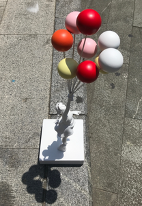 Scultura Pop Art Banksy Ragazza con Palloncino a Cuore, Statua Moderna in Resina per Arredamento Casa, Ufficio e Gallerie d'Arte - Product Image 2