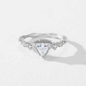Anello Triangolare in Argento Sterling 925 con Diamante Mosang, Stile Retrò di Lusso, Design di Nicchia alla Moda per Dito Indice - Product Image 4