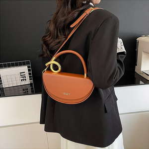 Nouveau sac à main de luxe pour femme, sac fourre-tout de créateur avec une élégante poignée en forme de croissant. - Product Image 3