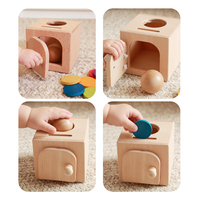 Jouet sensoriel Montessori en bois 2-en-1 : Boîte de permanence des objets et jeu de lancer de balles et de pièces pour enfants de plus de 12 mois