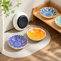 Fabricant en gros de bols pour animaux de compagnie en céramique multicolores personnalisés OEM ODM ; bol pour chat en céramique écologique avec base en silicone antidérapante.