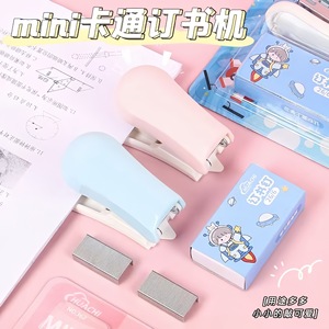 Mini grapadora con 26/6 grapas para estudiantes, suministros de oficina, herramienta de encuadernación compacta con diseño de dibujos animados - Product Image 3