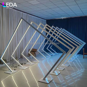 Arco de Boda Metálico Geométrico LEDA con Luz LED, Decoración de Entrada para Eventos y Fiestas, Soporte de Fondo Luminoso - Product Image 1