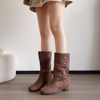 Bottes mi-mollet souples pour femmes, talon compensé dissimulé, en daim, avec bride à boucle et détails à œillets, style western, 2 couleurs