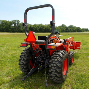 Tracteur compact rouge KUBOTA L2501 2023 avec boîte de vitesses, moteur, roulement, chargeur frontal, attelage arrière pour utilisation agricole - Product Image 1