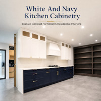 Set Kabinet Dapur Modern Ramah Lingkungan Warna Putih dan Biru Dongker dengan Pintu Kaca, Meja Marmer, Perlengkapan Emas, dan Penyimpanan Terbuka di Dinding