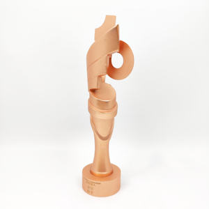 TikTok Follower Growth Award Escultura de flecha ascendente de oro y resina con grabado de conteo personalizado Trofeo de hito para contenido Creato - Product Image 4