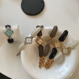 นาฬิกาข้อมือผู้หญิง IEKE แฟชั่นหรูหราเล็กน้อย ดีไซน์ใบโคลเวอร์สี่แฉก สไตล์โบราณ ตัวเรือนโลหะผสม สายหนัง ระบบควอตซ์ ขนาด 30 มม. - Product Image 5