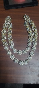 Este collar de novia Kundan largo y lujoso con diseño de pavo real, con diamantes planos y detalles intrincados, es un conjunto de joyería exquisito. - Product Image 4