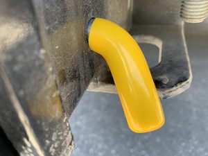Goupille et clip de remorque jaunes avec revêtement en caoutchouc - Product Image 4