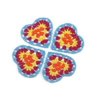 En stock – Patch cœur au crochet tricoté à la main de 9 cm, motif cœur ajouré color block, pour dessous de verre, robe d'enfant, vêtements de poupée, projet artisanal