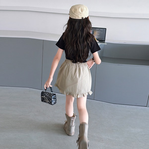 Vêtements pour enfants Filles 2026 Ensemble 2 pièces pour adolescente : T-shirt noir à imprimé chien Pappy à manches courtes + Jupe kaki à volants - Product Image 4