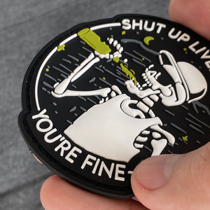 Sıcak satış özel Logo marka silikon kauçuk 3D 2D PVC şık demir dikmek üzerinde cırt cırt yamalar PVC yama şapka giysi için - Product Image 1