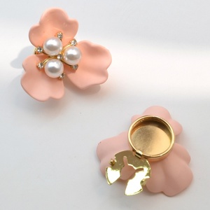 Boutons de manchette élégants avec détail floral en perles |   Couvre-boutons polyvalents pour chemises et chemisiers - Product Image 3