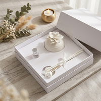 Le diffuseur d'huiles essentielles en céramique pour l'intérieur, avec fleurs, est le meilleur choix de cadeau.