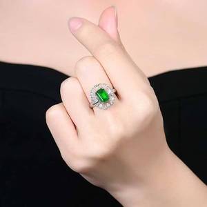 Anillo de Esmeralda Verde Natural de Zambia de 18K y 1.93CT con Halo de 16 Diamantes Blancos Brillantes, Joyería Fina de Colección - Product Image 6