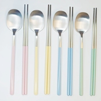Ensemble de 2 pièces de style coréen de couleur personnalisée par commande, ensemble de dîner en acier inoxydable avec cuillère et baguettes avec poignée de couleur