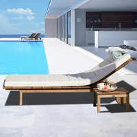 Chaise longue d'extérieur moderne en teck avec mousse à mémoire de forme pour le glamping et la plage
