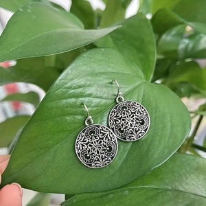 Orecchini pendenti rotondi floreali cavi per donna, gioielli di moda in stile vintage per tutti i giorni - Product Image 3