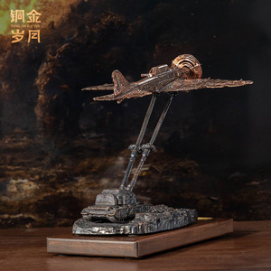 Ornement en laiton de l'avion de chasse Il-2 Copper And Gold Years, modèle décoratif de table à l'échelle 1:48 pour la décoration de la maison et comme cadeau - Product Image 5