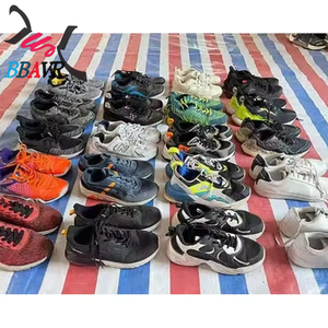 Stock de chaussures d'occasion, placement des chaussures sur les stands de rue, gestion des stocks de chaussures, liquidation des stocks de marques. - Product Image 5