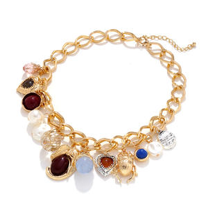 Collier ras du cou vintage G avec perles épaisses plaquées or 18 carats et breloques, vente en gros |   Collier ras du cou avec pendentif en perles et pierres précieuses multiples - Product Image 5