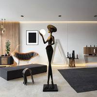 Lampe sur pied décorative en résine avec abat-jour en verre, sculpture abstraite en forme de personnage tenant une boule, pour salon