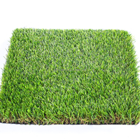 Gazon artificiel à poils courts, texturé fin, à l'aspect uniforme, pour aménagement paysager de jardin formel