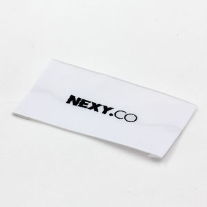Accessoire de vêtement à pli d'extrémité d'étiquette en polyester tissé blanc d'origine avec logos de marque personnalisés pour vêtements - Product Image 3