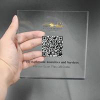 Bloc d'affichage de code QR en acrylique 6*6 avec logo à l'intérieur du bloc de signe de marque de logo en acrylique pour présentoirs