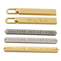Etiquettes de vêtements cousues en usine avec marque pour la couture d'étiquettes en métal sur vêtements