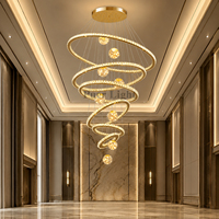 Lustre en cristal spirale multi-anneaux doré de luxe pour hall d'hôtel, design personnalisé avec cadre métallique rond, lampe suspendue pour villa