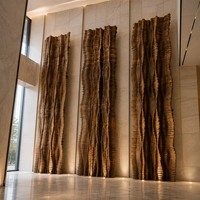 Banc comptoir modulaire sur mesure en lattes de bois superposées, installation en tour ondulée, œuvre d'art personnalisée pour projet hôtelier ou commercial