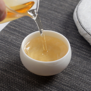 Yunnan Raw Pu'er <span class=keywords><strong>Tea</strong></span> 2017 Vintage Chashan Ancient Tree Single-Origin Shen <span class=keywords><strong>Tea</strong></span> Comprimido Puerh <span class=keywords><strong>Tea</strong></span> Cake 200g - Product Image 4