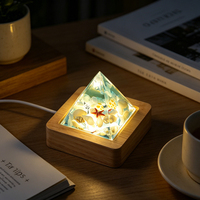 Lámpara de Mesa LED de Resina con Forma de Pirámide Oceánica, Mini Lámpara Nocturna USB con Paisaje de Conchas Marinas, Lámpara de Recuerdo con Temática de Playa para Cumpleaños