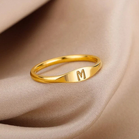 Buchstabenringe 18K Gold Gravierter Buchstabenring Anillos De Acero Inoxidable V-Buchstabenring Modeschmuck Statement-Schmuck