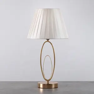 Lampada di lusso europea per la decorazione domestica lampada da comodino in metallo lampada da tavolo moderna in ferro