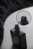 Rouleau d'huile de rose de parfum de bouteille carrée blanche noire de 15ml sur la bouteille en verre avec la boule de rouleau