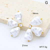Boucles d'oreilles clous florales en acier inoxydable avec accents de perles blanches irrégulières et pierre centrale transparente, bijoux de mode pour femmes, cadeau, vente en gros
