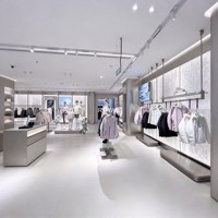Support d'affichage de vêtements en métal de luxe personnalisé avec panneau en bois pour boutique de vêtements pour hommes