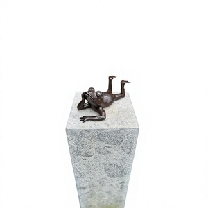 Fournitures de jardin : Sculpture décorative grenouille couchée en fonte, finition bronze, technique de moulage à la main, ornement grenouille vintage décoratif - Product Image 1