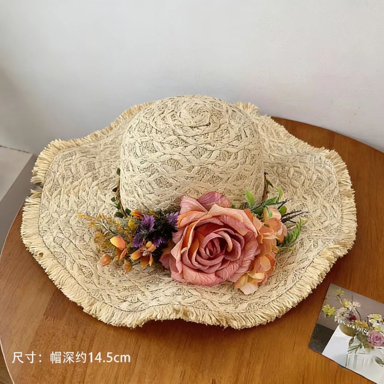 Chapeau de paille à cinq brins à motif roses