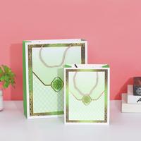 Logo de vente au détail de haute qualité imprimé cosmétiques personnalisés petit cadeau sac cadeau en papier de couleur unie en basse quantité minimale de commande