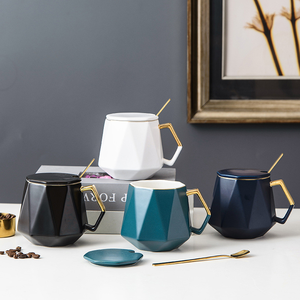 แก้วกาแฟเซรามิกทรงเรขาคณิตสีพื้นเรียบง่าย พร้อมฝาและช้อน สีสั่งทำได้ ใช้สำหรับงานปาร์ตี้ ความจุ 401-500 มล. ใช้กับเครื่องล้างจานและไมโครเวฟได้ - Product Image 3