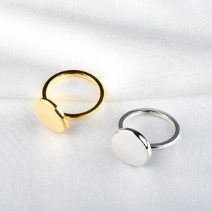 Anillos de banda de acero inoxidable 304 para mujer, anillos de banda redondos grabables con dijes de disco para mujer - Product Image 3