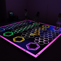 Salle de jeux interactive Pixel Arena : une expérience familiale avec mouvement et technologie, activant le jeu sur le sol LED